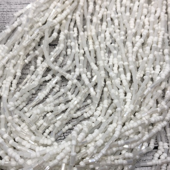 Retro style seed beaded cluster statement necklace. - Picture 4 of 5